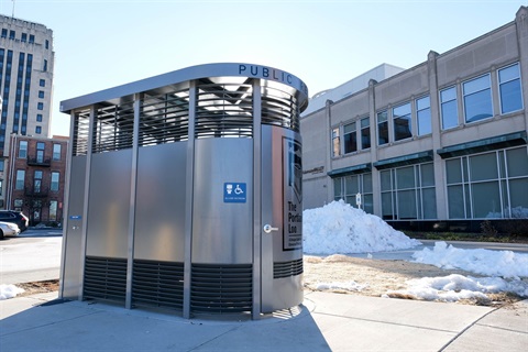 A photo of the portland loo in downtown kalamazoo during winter.